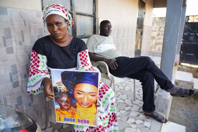 Mariama Kuyateh, 30 ans, montre une photo de son fils Musawho, decédé d'une insuffisance rénale aiguë, à Banjul (Gambie), le 10 octobre 2022.