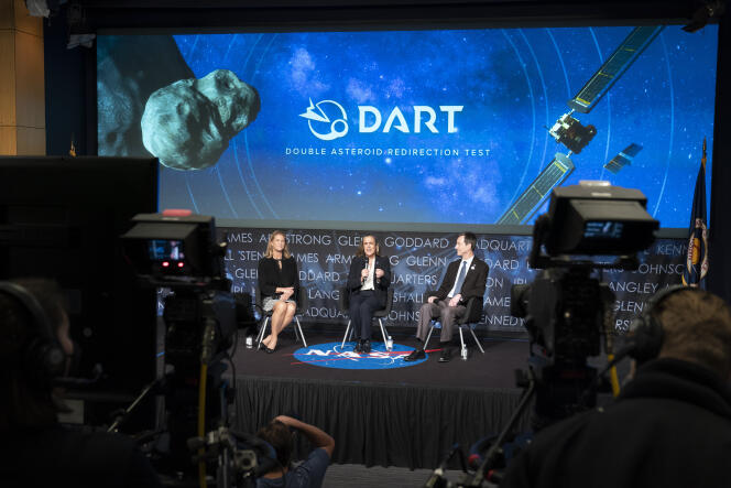 La directrice de la division des sciences planétaires de la NASA, Lori Glaze (à gauche), la responsable de la coordination de la mission DART du Laboratoire de physique appliquée John Hopkins, Nancy Chabot, et le scientifique du programme DART, Tom Statler, lors d’un point de presse, au siège de la NASA, à Washington,  le 11 octobre 2022, 
