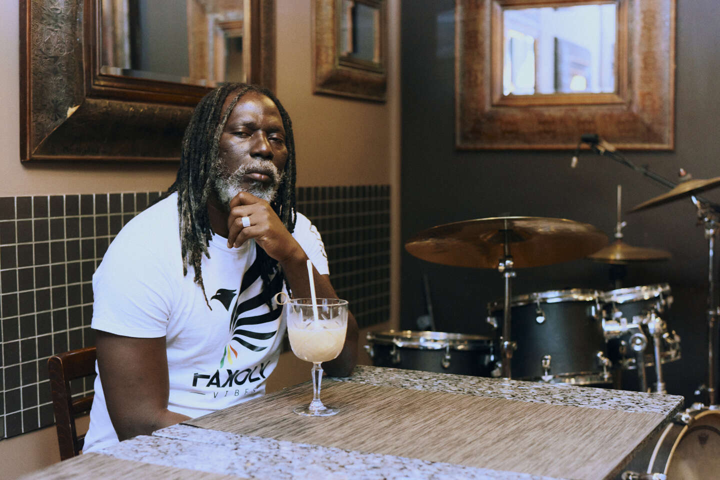 Un apéro avec Tiken Jah Fakoly : « Un reggae man qui ne s’intéresse pas à la politique devrait faire du zouk ! »
