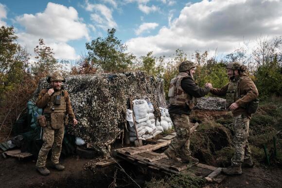 Des soldats ukrainiens sur une ligne de front près de Toretsk, le 12 octobre 2022.