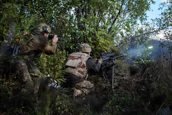 Un soldat ukrainien tire avec un lance-grenades automatique MK-19 de fabrication américaine en direction des positions russes situées à moins de 800 mètres sur une ligne de front près de Toretsk, le 12 octobre 2022.