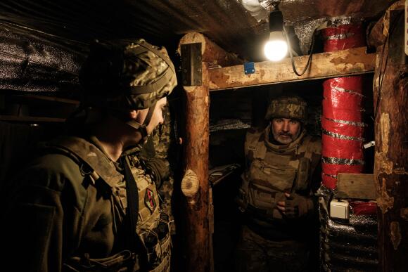 Des soldats ukrainiens dans un bunker sur une ligne de front près de Toretsk, le 12 octobre 2022.