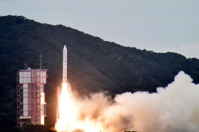El cohete Epsilon-6 despega de su plataforma de lanzamiento en el Centro Espacial Uchinoura en la prefectura de Kagoshimadu, Japón, el 12 de octubre de 2022.