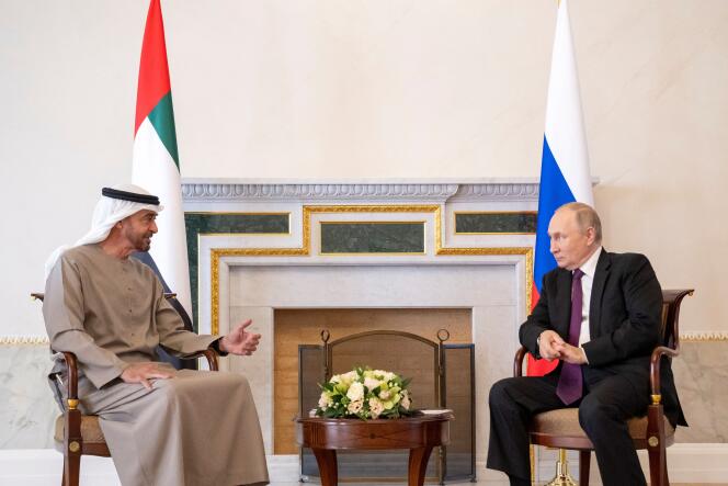 Il presidente degli Emirati Arabi Uniti, Mohammed bin Zayed, durante il suo incontro con il suo omologo russo, Vladimir Putin, a San Pietroburgo, 11 ottobre 2022. 