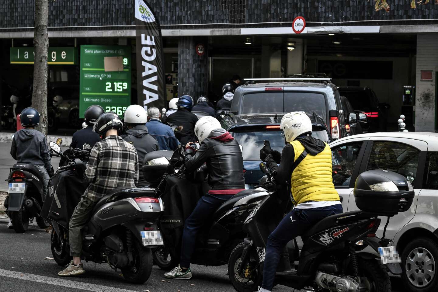 De brandstoftoeslag, een bonus van € 100 die de korting op de tarieven aan de pomp vervangt, wordt van kracht