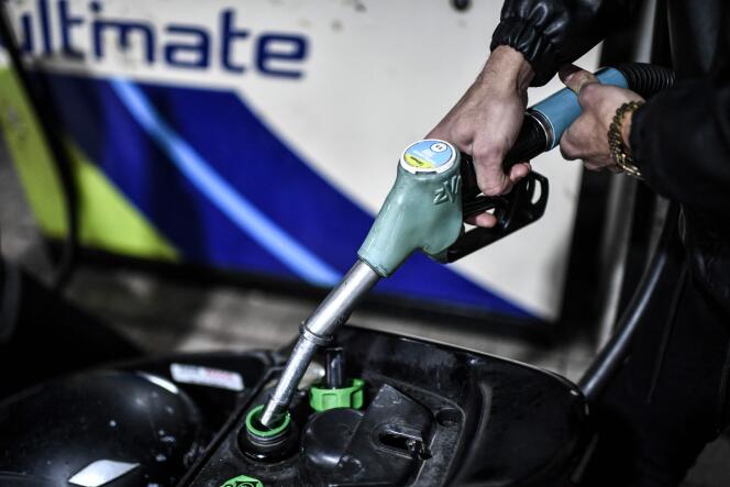Un client fait le plein d’essence dans une station-service, à Paris, le 12 octobre 2022. 