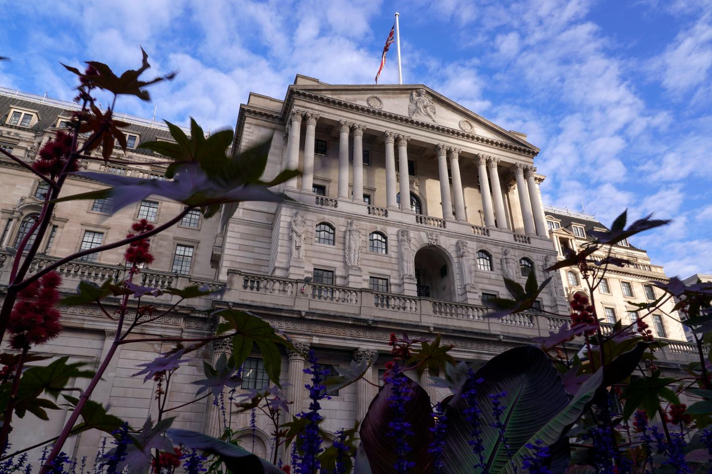 British pound falls against dollar after Bank of England refuses to ...