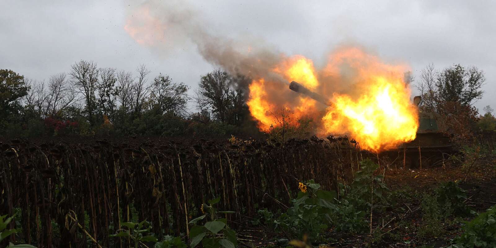 Des artilleurs ukrainiens tirent sur une position en première ligne dans la région de Donetsk le 11 octobre 2022.