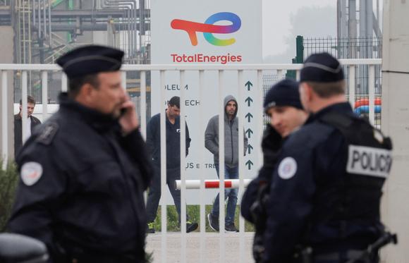 Daily News | Online News Des policiers devant les réservoirs d’essence géants de TotalEnergies de l’ancienne raffinerie de pétrole de Mardyck, près de Dunkerque, le 13 octobre 2022.