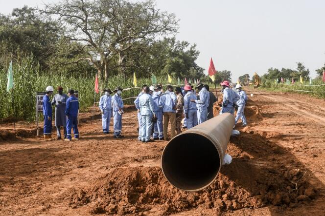 Des ouvriers nigériens et chinois sur le chantier de construction de l’oléoduc dans la région de Gaya, au Niger, le 10 octobre 2022.