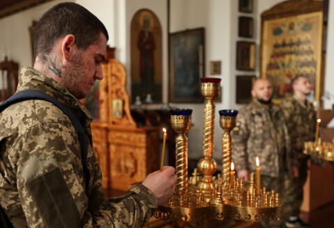 Ukrainian soldiers pray inside an Orthodox Church during Easter in Slovyansk, Donetsk region, Ukraine, April 24, 2022. REUTERS/Jorge Silva