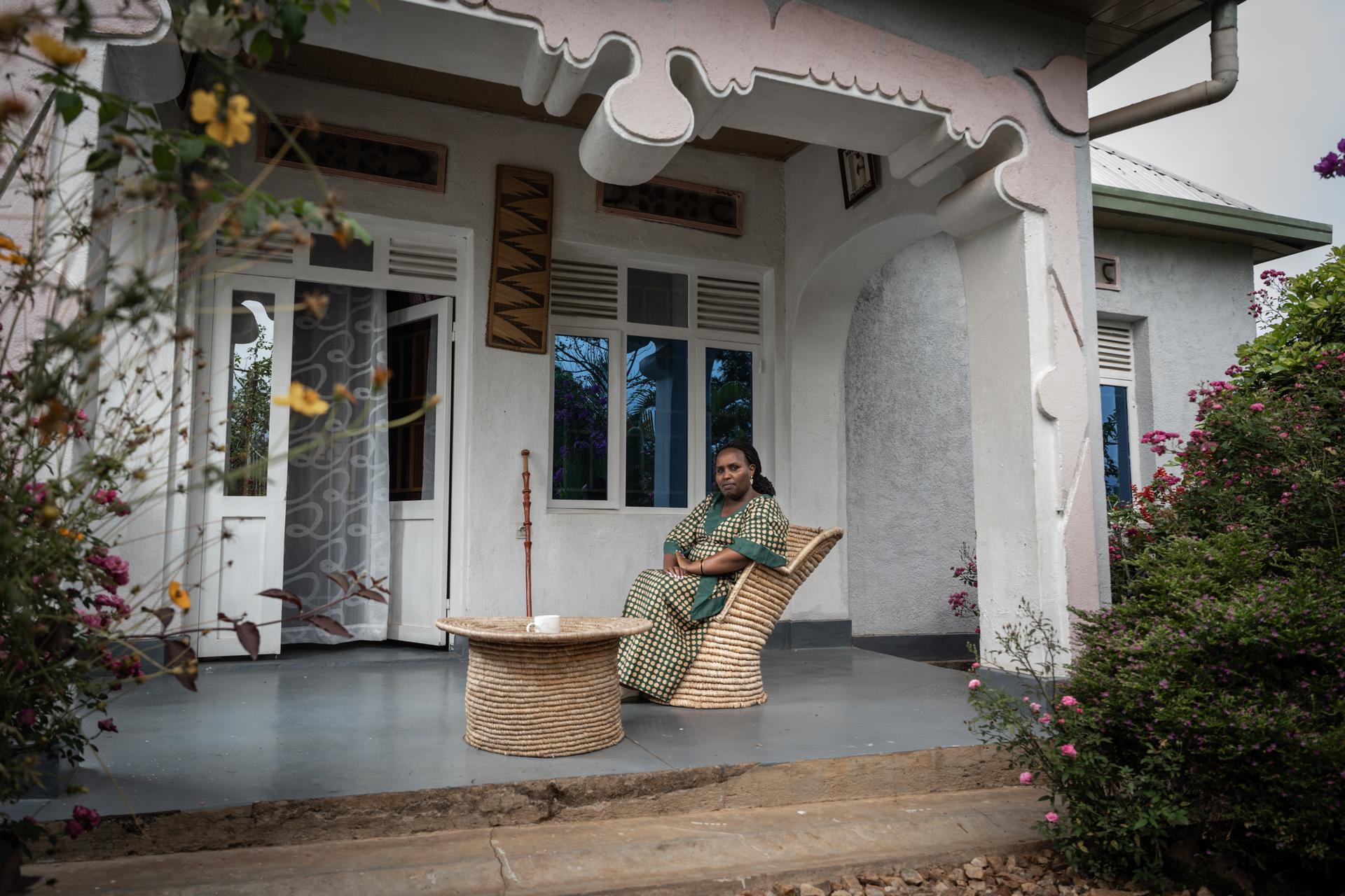 Emilienne Mukansoro dans l’entrée de sa maison, le 16 août 2022.