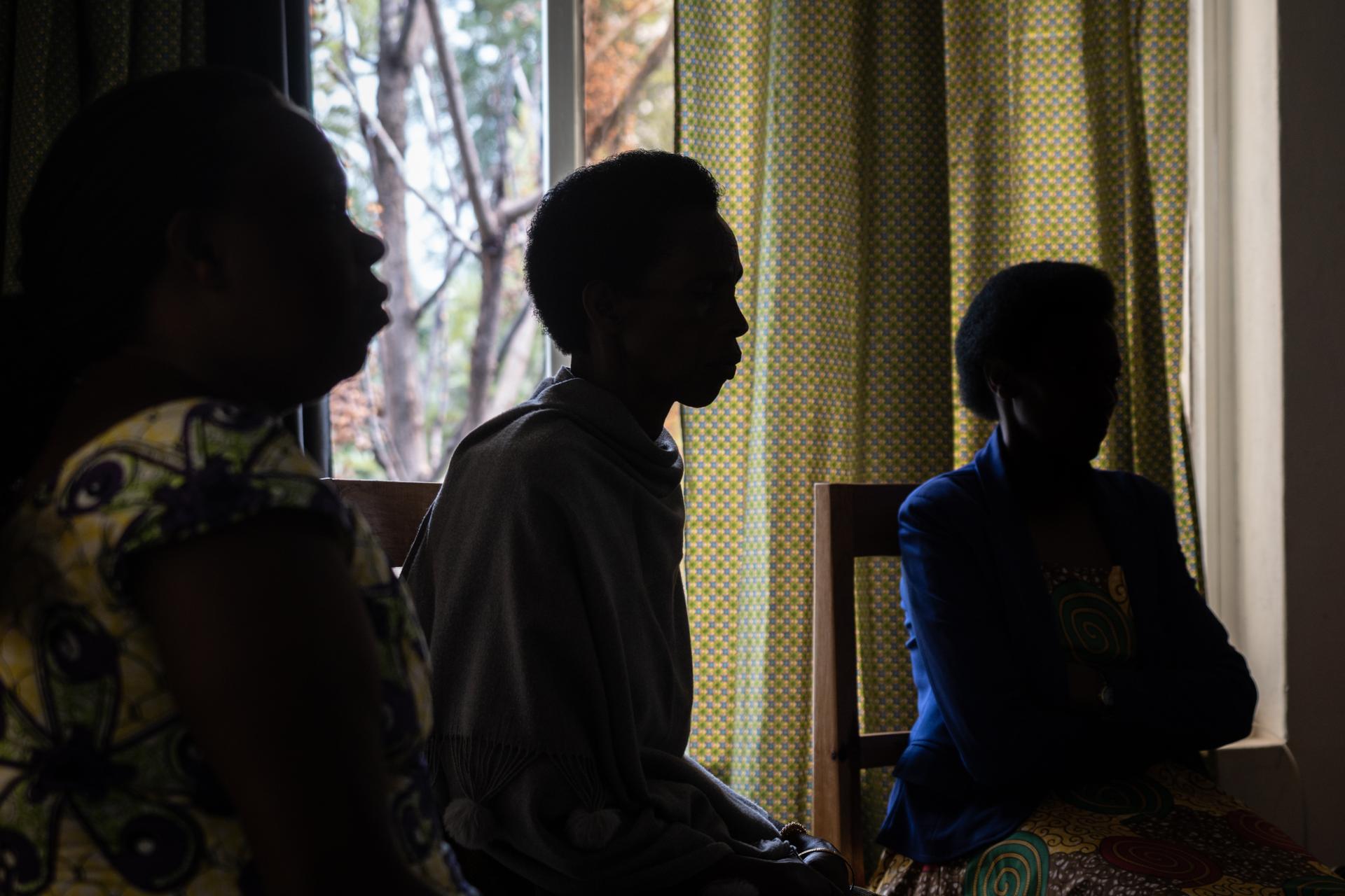 Trois femmes lors d’une thérapie de groupe dans la maison de la psychothérapeute Emilienne Mukansoro à Mushubati, dans l’ouest du Rwanda, le 16 août 2022.