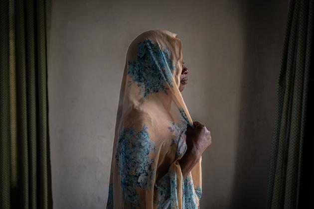 Une femme victime de viol durant le génocide de 1994 dans la maison de la psychothérapeute Emilienne Mukansoro, le 16 août 2022.