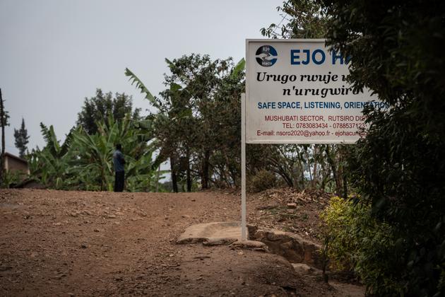 Un panneau marque l’entrée de la maison de la psychothérapeute Emilienne Mukansoro à Mushubati, dans l’ouest du Rwanda, le 15 août 2022.