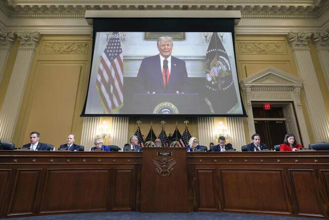 Tijdens de open zitting van de Tweede Kamer van het onderzoek naar de aanslag van 6 januari 2021 in Washington, 13 oktober 2022, wordt een video vertoond van Donald Trump.