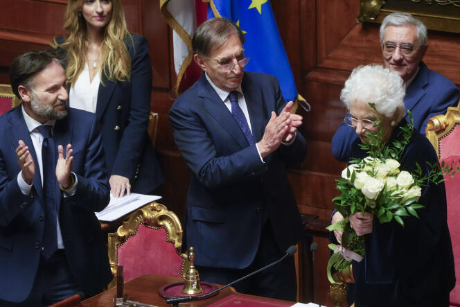 Italiens neuer Senatspräsident Ignacio La Russa begrüßt die Holocaust-Überlebende Liliana Segre, Senatsdekanin der Partei Fratelli d'Italia, am 13. Oktober 2022 in Rom, Italien.