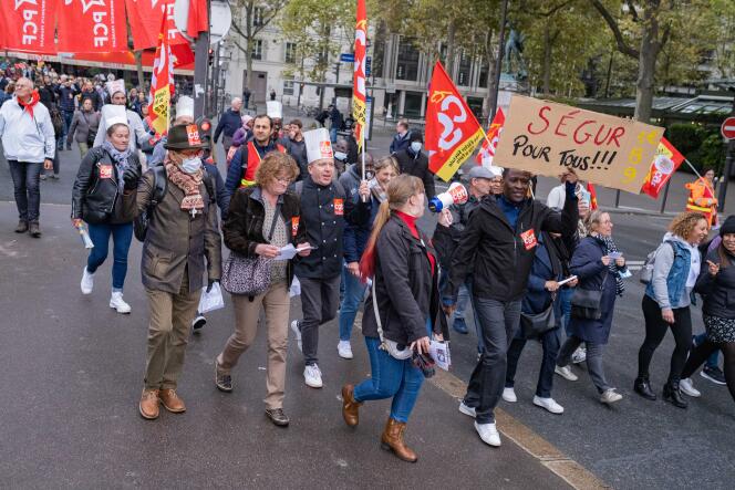 Les grévistes du Centre d’action sociale de la Ville de Paris, qui demandent à bénéficier de la prime Ségur, lors de la  manifestation interprofessionelle pour le pouvoir d'achat, à Paris, le 29 septembre 2022. 