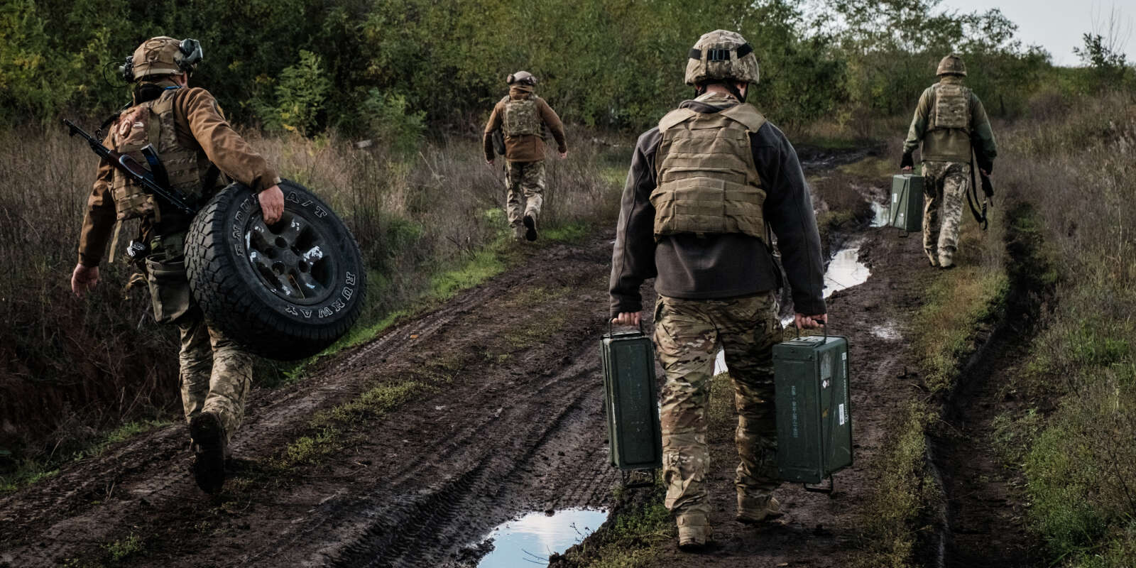 Des soldats ukrainiens déplacent leur position, sur une ligne de front près de Toretsk, le 12 octobre 2022.