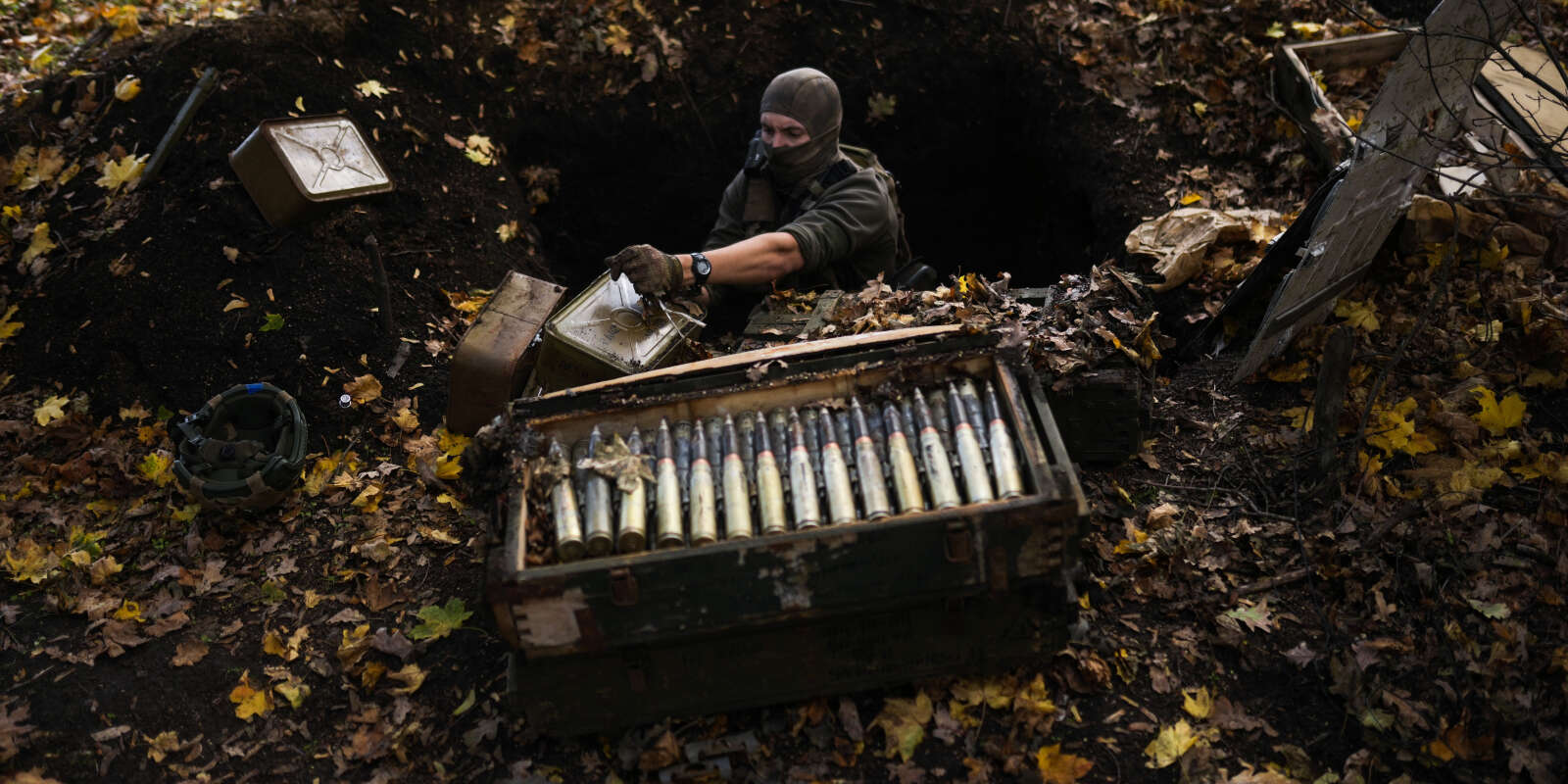 Un démineur ukrainien récupère les munitions russes laissées sur place, dans le village de Grakove, en Ukraine, le 13 octobre 2022.