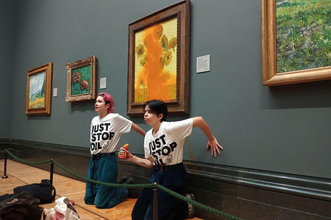 Selon des images relayées par la presse et publiées par le mouvement Just Stop Oil, deux militantes ont jeté le contenu de deux boîtes de conserve de soupe sur les « Tournesols » de Vincent Van Gogh.
