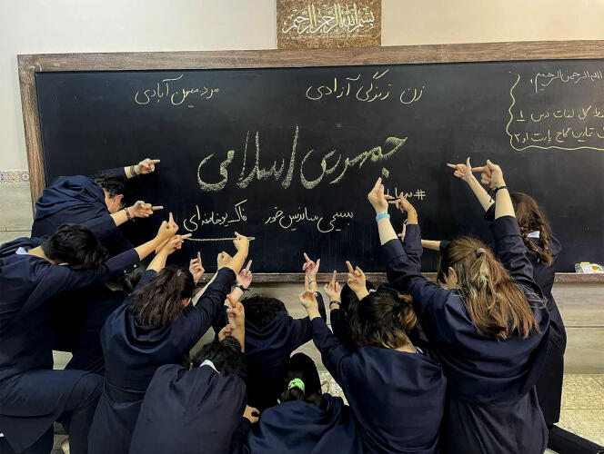 En Teherán, estudiantes de una escuela secundaria iraní para niñas, que se unieron a las protestas antigubernamentales en todo el país, señalan con el dedo medio las fotos de Khomeini, el fundador, y Ali Khamenei, el líder supremo de la República Islámica de Irán, y corean el lema “Muerte al dictador”.