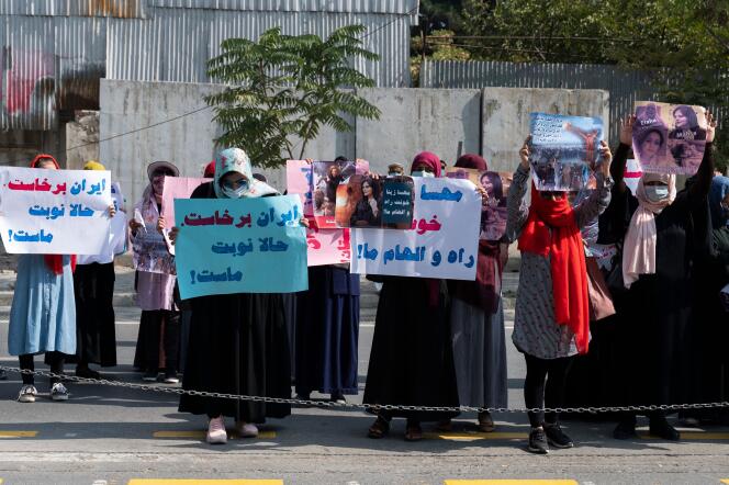 Protesta, rápidamente dispersada, por mujeres afganas en apoyo de las mujeres iraníes, frente a la embajada iraní en Kabul, 29 de septiembre de 2022. 