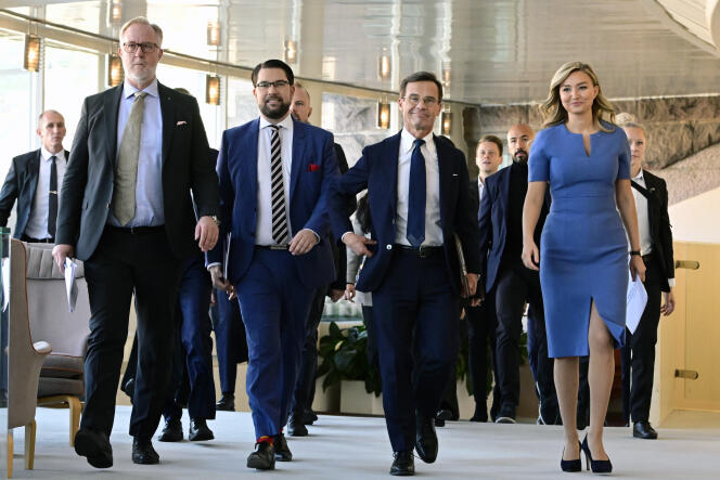 “Los moderados, los demócrata cristianos y los liberales formarán gobierno y cooperarán con los demócratas de Suecia en el Parlamento”, dijo el líder de los moderados (conservadores), Ulf Kristersson (tercero por la izquierda), el viernes 14 de octubre.