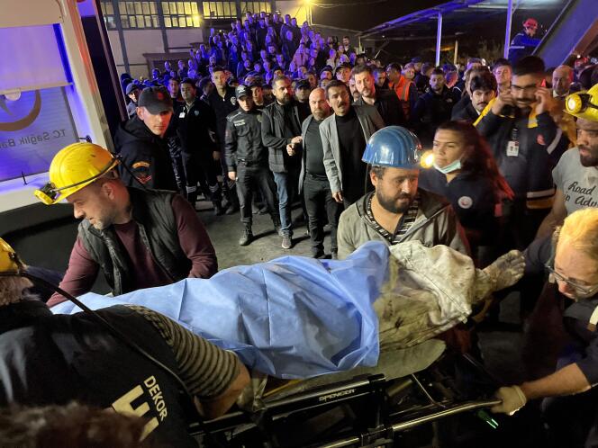 Un minero es rescatado después de una explosión en la mina de carbón Amasra en Bartin, al norte de Turquía, el 14 de octubre de 2022.