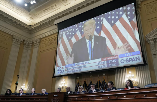 Une vidéo montrant l’ancien président des Etats-Unis, Donald Trump, est projetée lors de la session publique de la commission d’enquête parlementaire sur l’assaut du 6 janvier 2021, à Washington, le 13 octobre 2022.