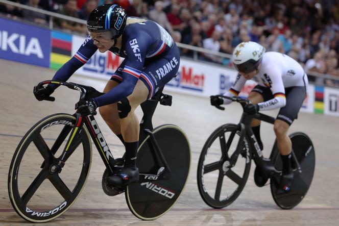 Mathilde Gros (camiseta azul) durante su semifinal contra la alemana Emma Hinze, en el velódromo de Saint-Quentin-en-Yvelines, el 14 de octubre de 2022.