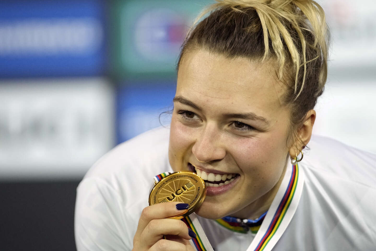 Worlds on track: Mathilde Gros wins gold
