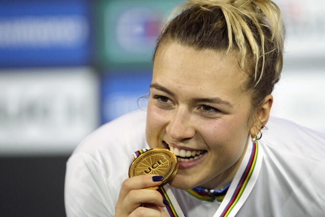 Mathilde Gros y su medalla de oro ganada en velocidad, en el Campeonato Mundial de Ciclismo, en Saint-Quentin-en-Yvelines, 14 de octubre de 2022.