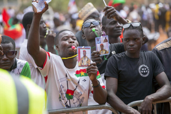 Des partisans du capitaine Ibrahim Traoré, à Ouagadougou, le 14 octobre 2022.