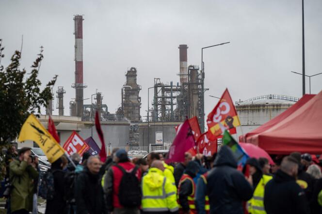 Des salariés en grève, à la raffinerie de Donges (Loire-Atlantique), vendredi 14 octobre. Des votes pour la poursuite du mouvement ont lieu à chaque relève, et celui-ci a été reconduit sur les cinq sites de TotalEnergies en France. 
