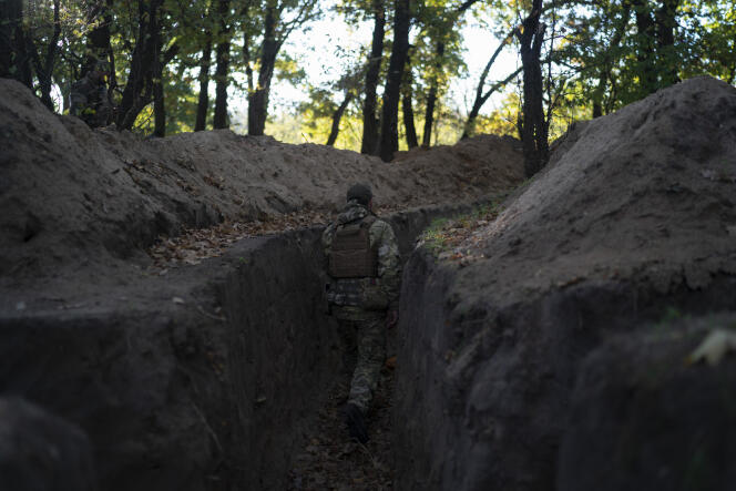Un soldado ucraniano en una trinchera excavada por el ejército ruso, en un área de Kherson tomada por el ejército ucraniano, el 12 de octubre de 2022.