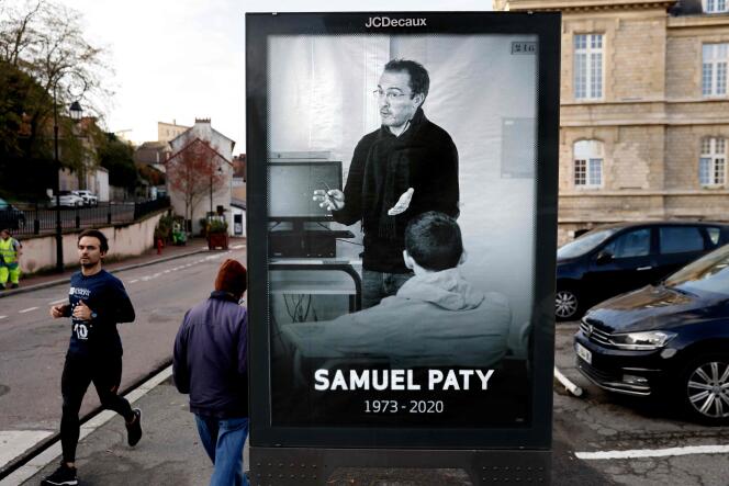 Un cartel en homenaje a Samuel Paty, en Conflans-Sainte-Honorine (Yvelines), 3 de noviembre de 2020.