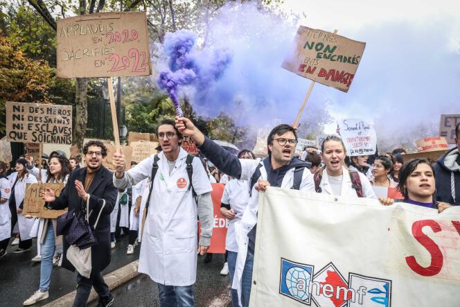 Mobilisation des internes en médecine aux abords du ministère des solidarités et de la santé, à Paris, le 14 octobre 2022.