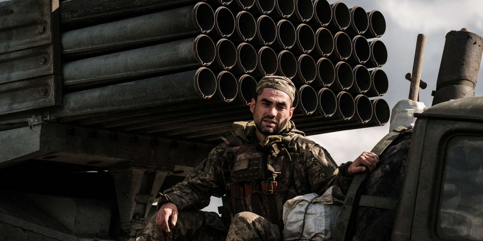 Un soldat ukrainien sur un lance-roquettes multiples BM-21 Grad, dans la région de Kharkiv, le 4 octobre 2022.
