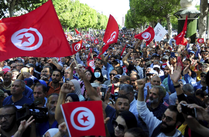Manifestanti durante la giornata di mobilitazione contro il presidente Kais Saied, Habib Bourguiba Avenue, a Tunisi, 15 ottobre 2022. 