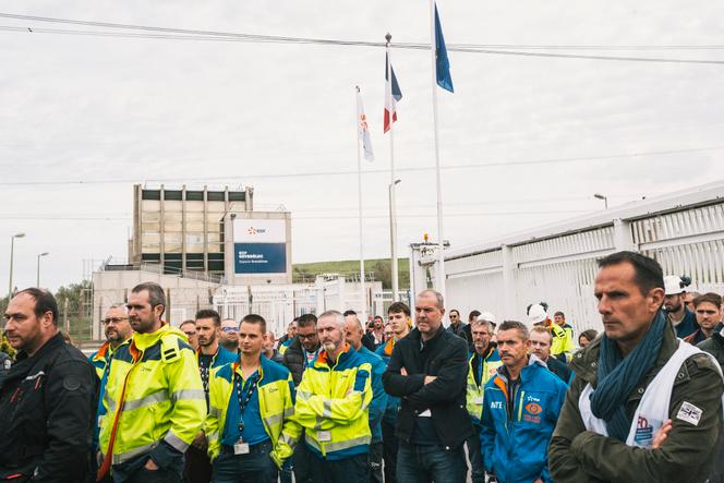 Des salariés en grève, rassemblés devant la centrale nucléaire de Gravelines (Nord), le 14 octobre 2022.