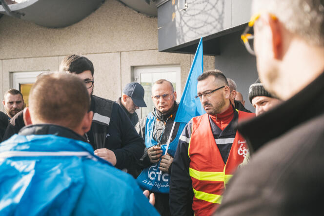 Empleados en huelga frente al área de recepción de la central nuclear, durante discusiones con la dirección de Fiducial, en Gravelines (Norte), 14 de octubre de 2022.