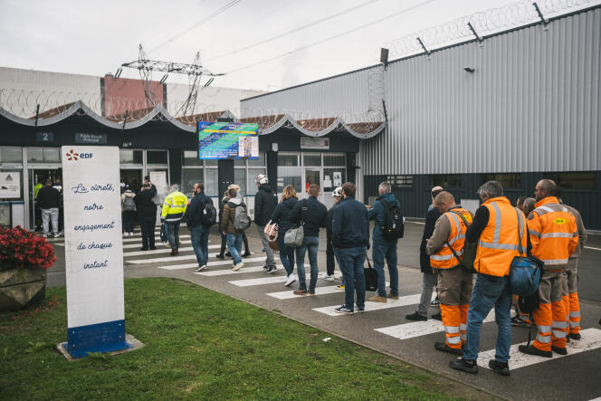   Empleados de la central nuclear esperan para ingresar a la central, cuyo acceso está retrasado debido a la huelga de una quincena de empleados de la empresa de seguridad Fiducial, proveedora de servicios de EDF, en Gravelines, el 14 de octubre de 2022.