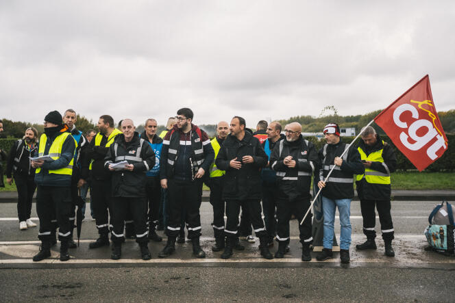 Empleados en huelga de la empresa de seguridad Fiducial, proveedora de servicios de EDF, organizan una represa filtrante frente a la central nuclear de Gravelines (Norte), el 14 de octubre de 2022.