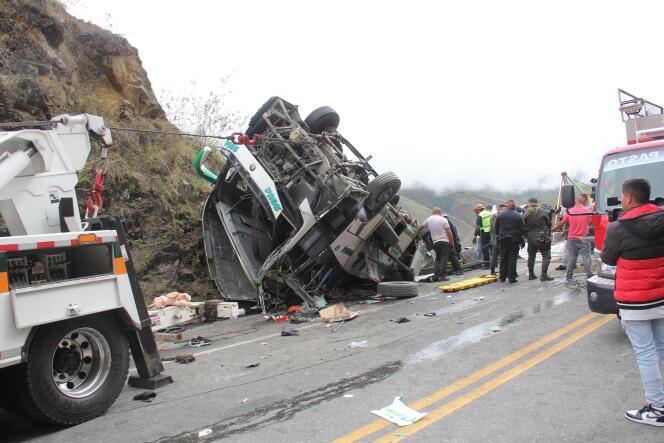 Los rescatistas responden a un grave accidente de autobús cerca de Pasto, Colombia, el 15 de octubre de 2022.
