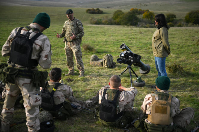 Ukraińscy rekruci słuchają, jak brytyjski instruktor opowiada o systemie przeciwpancernym Javelin podczas pięciotygodniowego szkolenia bojowego z brytyjskimi siłami zbrojnymi w pobliżu Dorington w południowej Anglii, 11 października 2022 r.