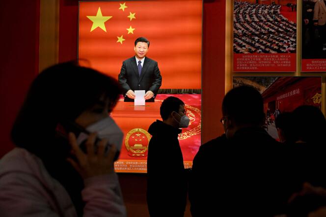 Besucher gehen am 12. Oktober 2022 im Pekinger Ausstellungszentrum an einem Foto des chinesischen Präsidenten Xi Jinping während der Ausstellung „Forward into a New Era“ vorbei, die die Errungenschaften des Landes während seiner letzten beiden Amtszeiten zeigt.