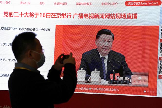 Un journaliste prend une photo d’un écran montrant le président chinois Xi Jinping au centre de presse avant le 20e congrès du Parti communiste chinois à Pékin, le 15 octobre 2022.