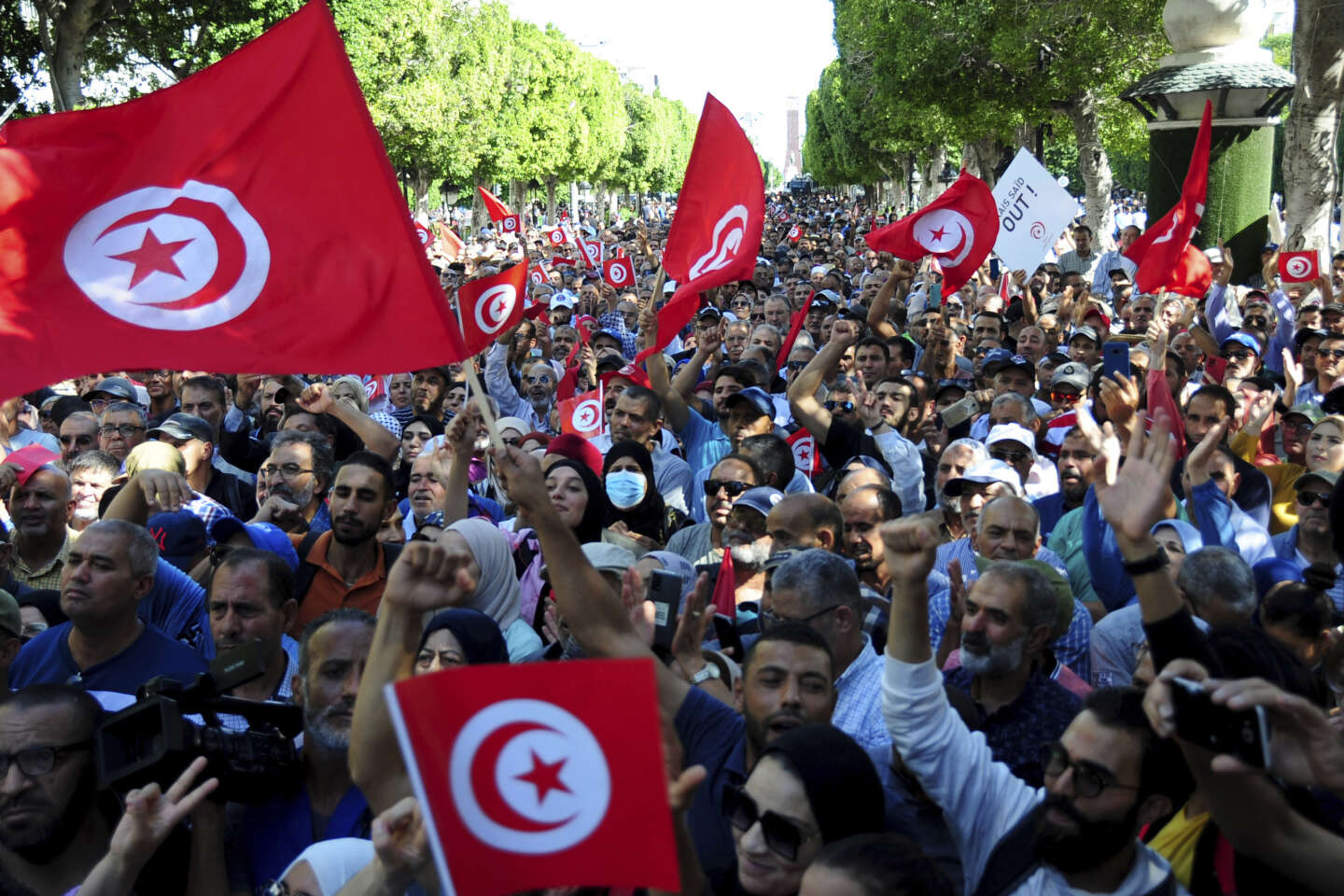 Migliaia di tunisini manifestano contro l’alto costo della vita e contro il presidente Kais Saied