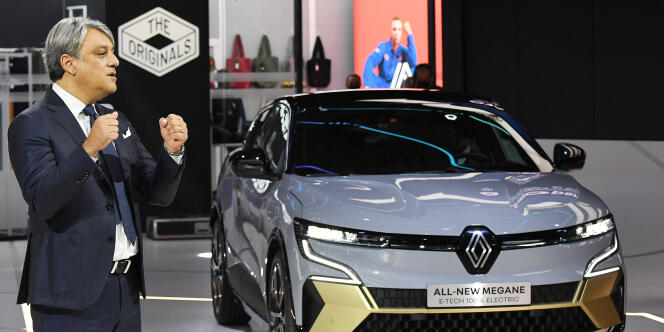 Le directeur général de Renault, Luca de Meo, à côté de la Mégane E-Tech, au salon automobile de Munich (Allemagne), en septembre 2021.